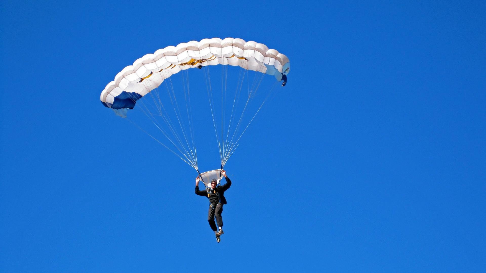 F1车手遭遇争议判罚,社交媒体上演口水战