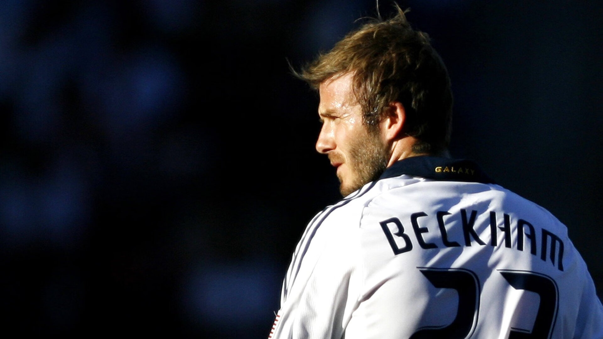 开云官方-UFC 对峙现场摔话筒！火药味爆棚