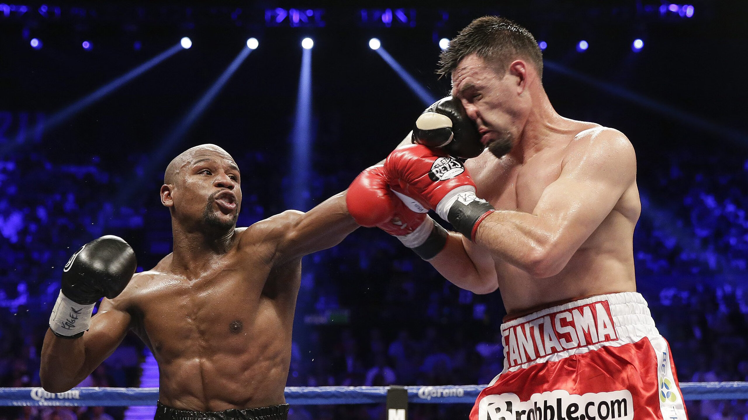 kaiyun.com-UFC拳手满脸鲜血仍坚持战斗：血性格斗背后的钢铁意志