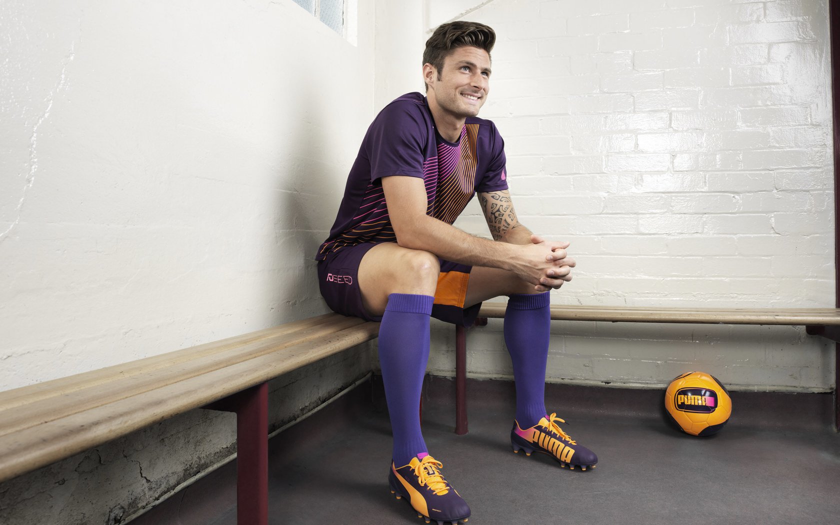 UFC拳手满脸鲜血仍坚持战斗：血性格斗背后的钢铁意志